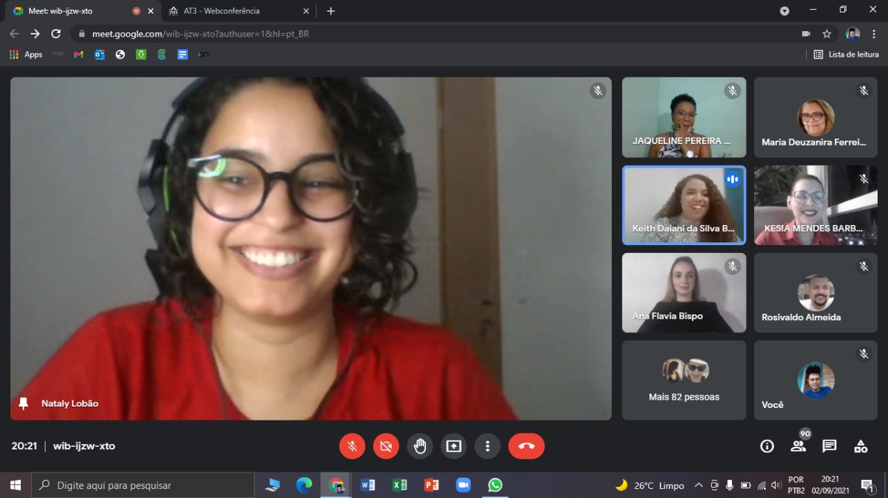 Nataly Lobão, formanda do curso de Licenciatura em Pedagogia Bilíngue, no momento da defesa de seu TCC Nataly Lobão, formanda do curso de Licenciatura em Pedagogia Bilíngue, no momento da defesa de seu TCC